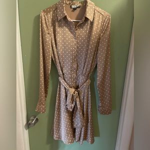 Guess Sz Small beautiful tan and white polka dot swing dress with belt